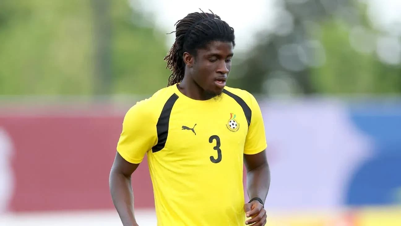 Jugador de fútbol entrenando con camiseta amarilla de Ghana Jugador de fútbol entrenando con camiseta amarilla de Ghana