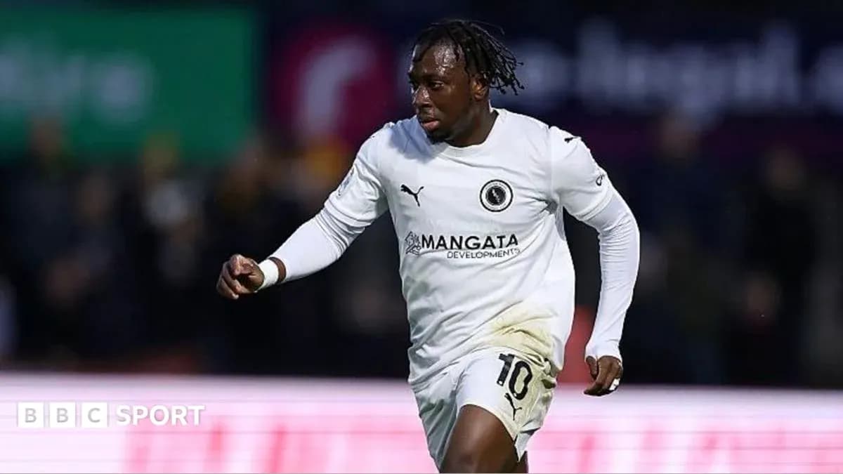 Jugador corriendo con camiseta blanca durante partido Jugador corriendo con camiseta blanca durante partido