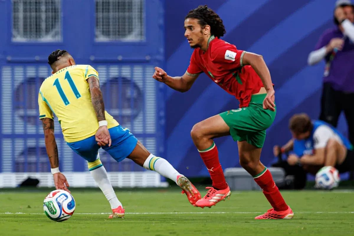 Jugador brasileño con balón, mientras es perseguido Jugador brasileño con balón, mientras es perseguido