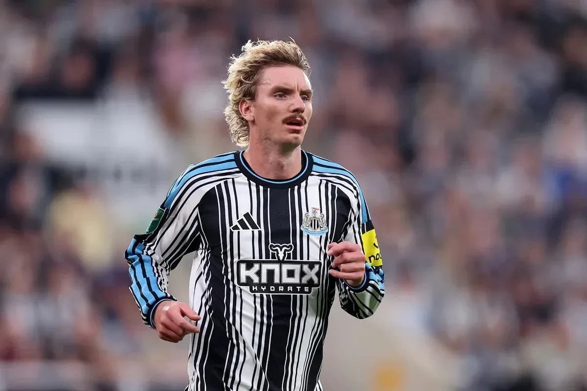 Jugador de Newcastle corriendo durante un partido Jugador de Newcastle corriendo durante un partido