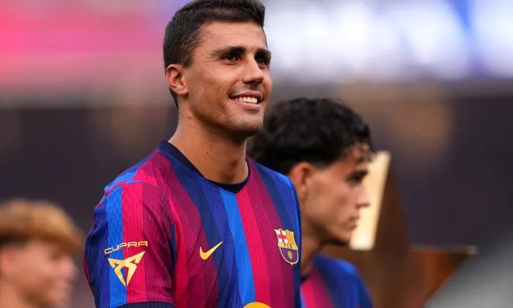 Jugador del FC Barcelona con trofeo en ceremonia Jugador del FC Barcelona con trofeo en ceremonia