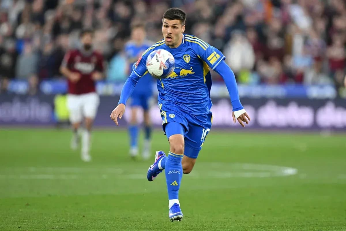 Jugador de Leeds United controlando el balón en el campo Jugador de Leeds United controlando el balón en el campo