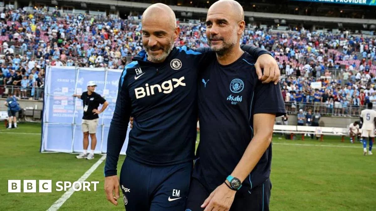 Entrenadores abrazándose en el campo de juego Entrenadores abrazándose en el campo de juego