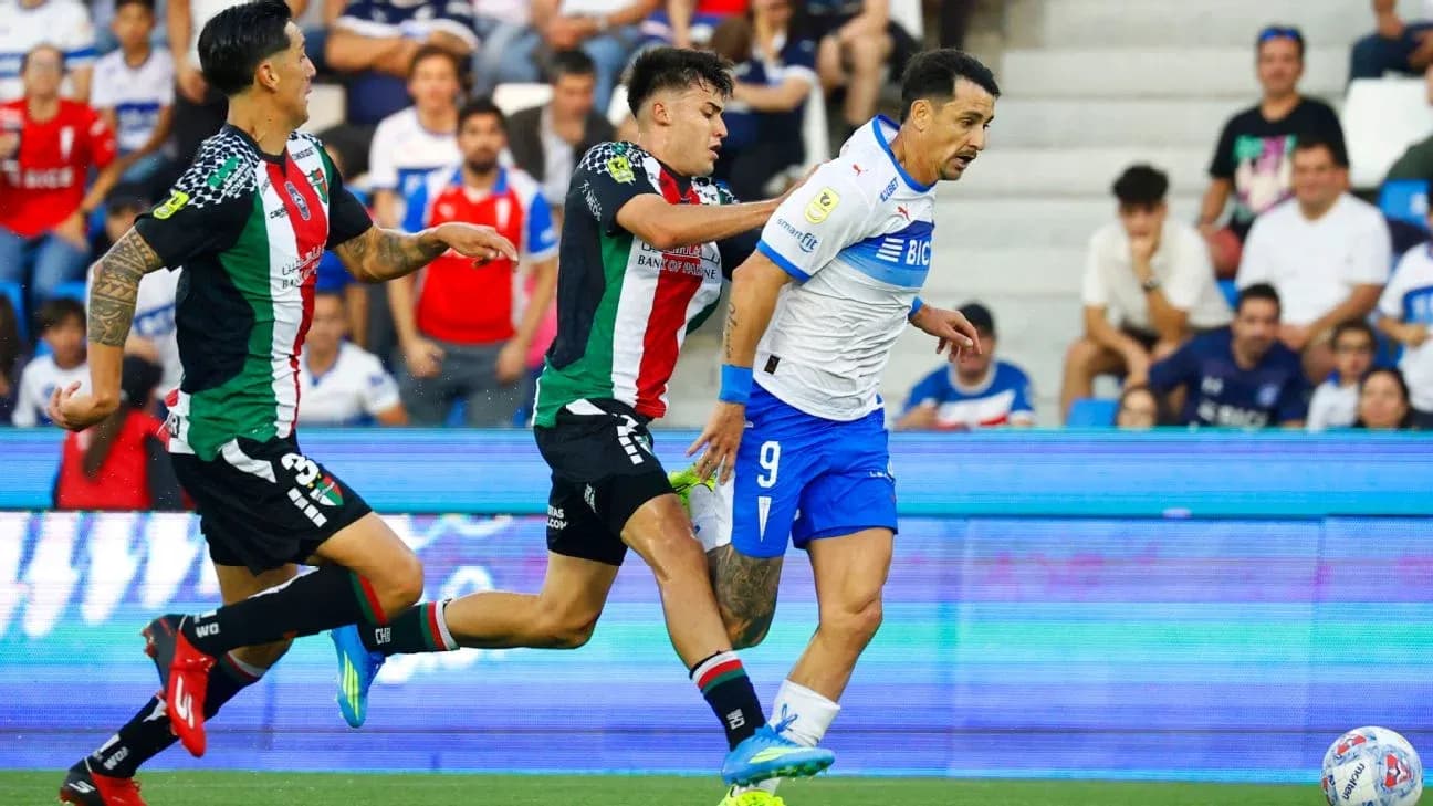 Jugadores de Palestino y U. Católica en acción Jugadores de Palestino y U. Católica en acción
