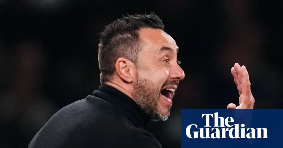 Entrenador gesticulando durante un partido Entrenador gesticulando durante un partido