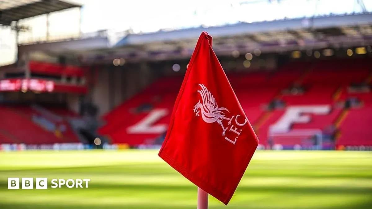 Bandera de córner en el estadio de Liverpool Bandera de córner en el estadio de Liverpool