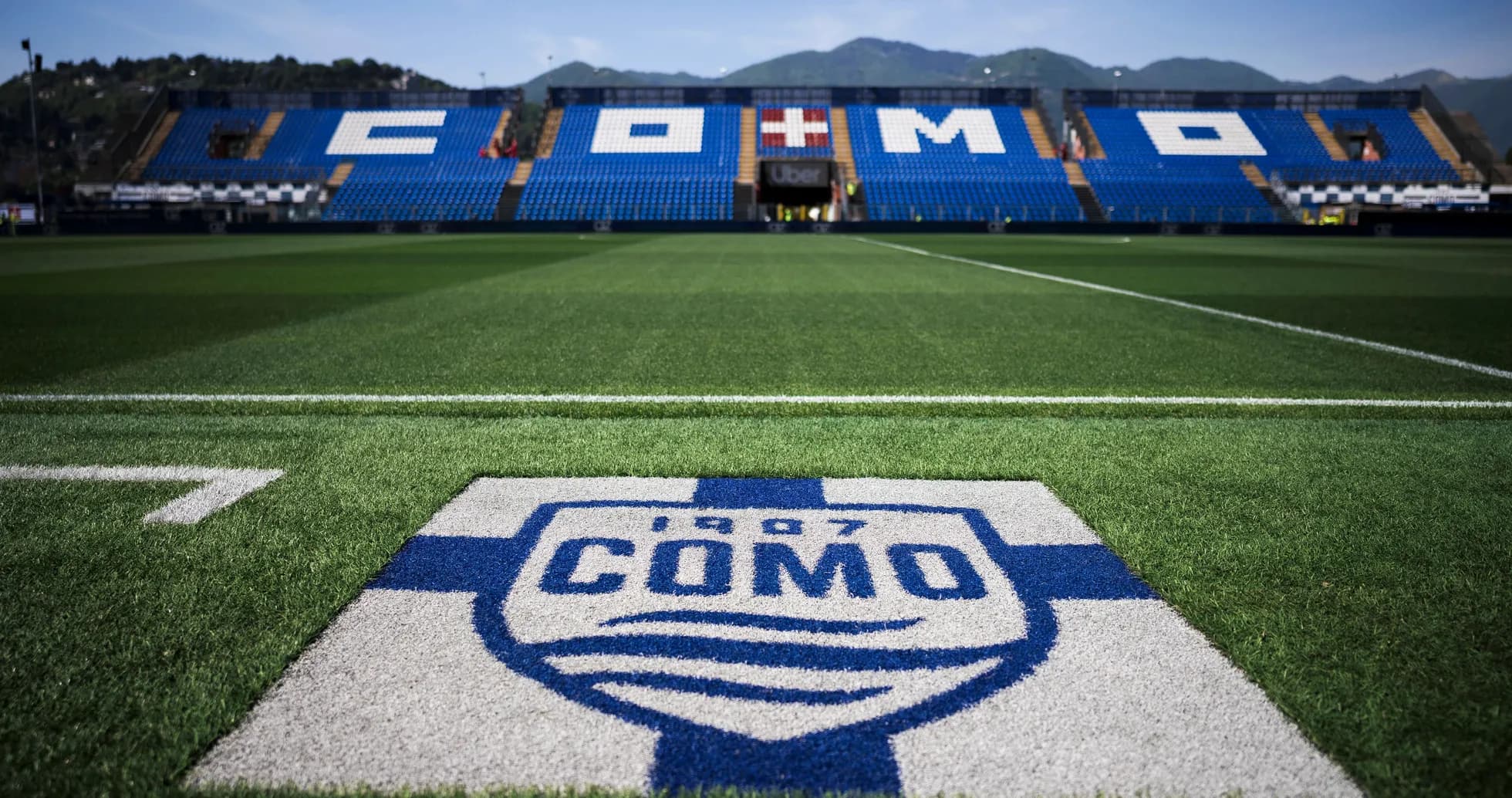 Campo de fútbol con logo de Como 1907 Campo de fútbol con logo de Como 1907