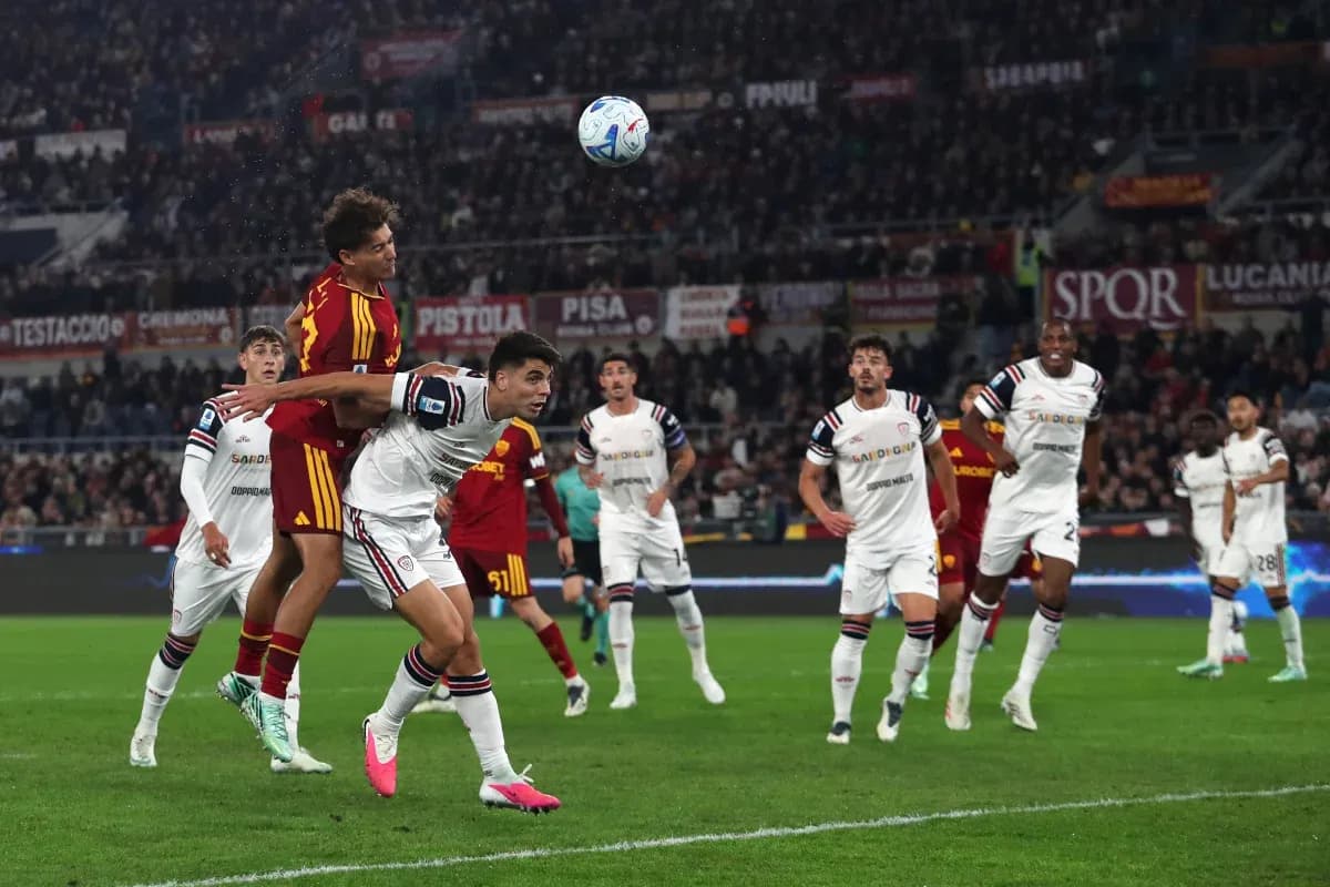 Jugadores de AS Roma y Cagliari en acción Jugadores de AS Roma y Cagliari en acción