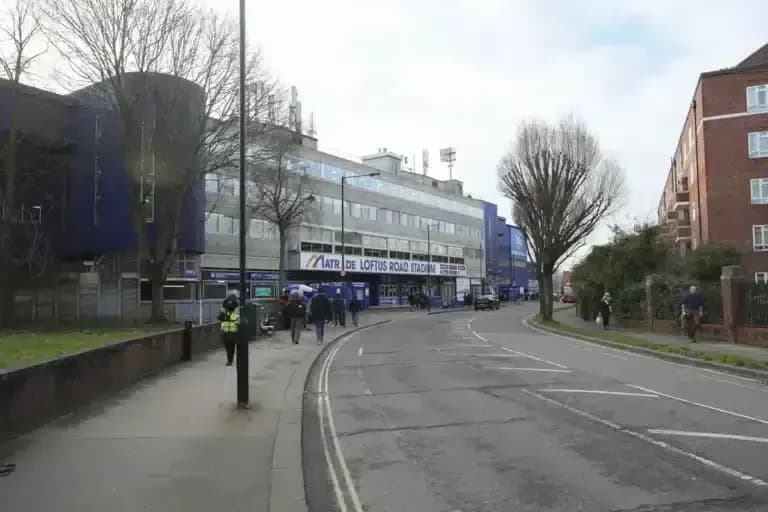 Fachada del estadio Loftus Road desde la calle Fachada del estadio Loftus Road desde la calle