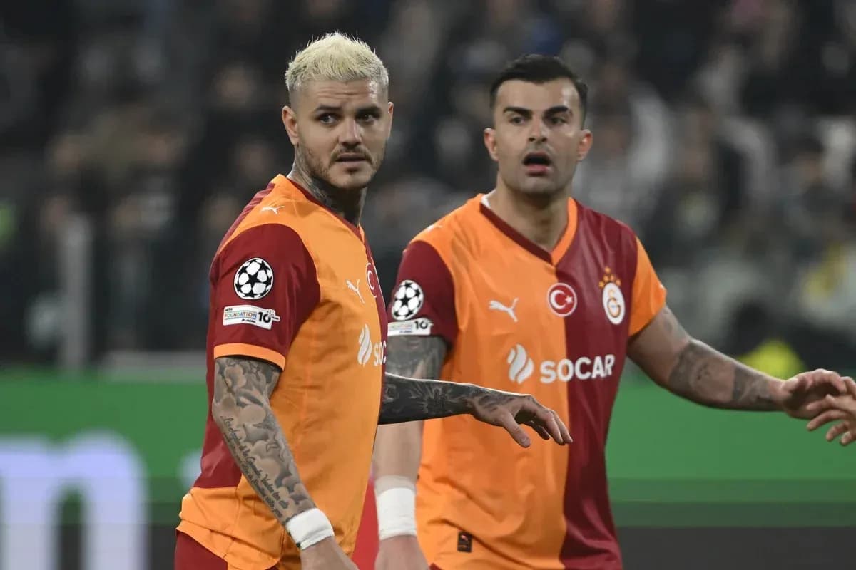 Dos jugadores de Galatasaray en el campo Dos jugadores de Galatasaray en el campo