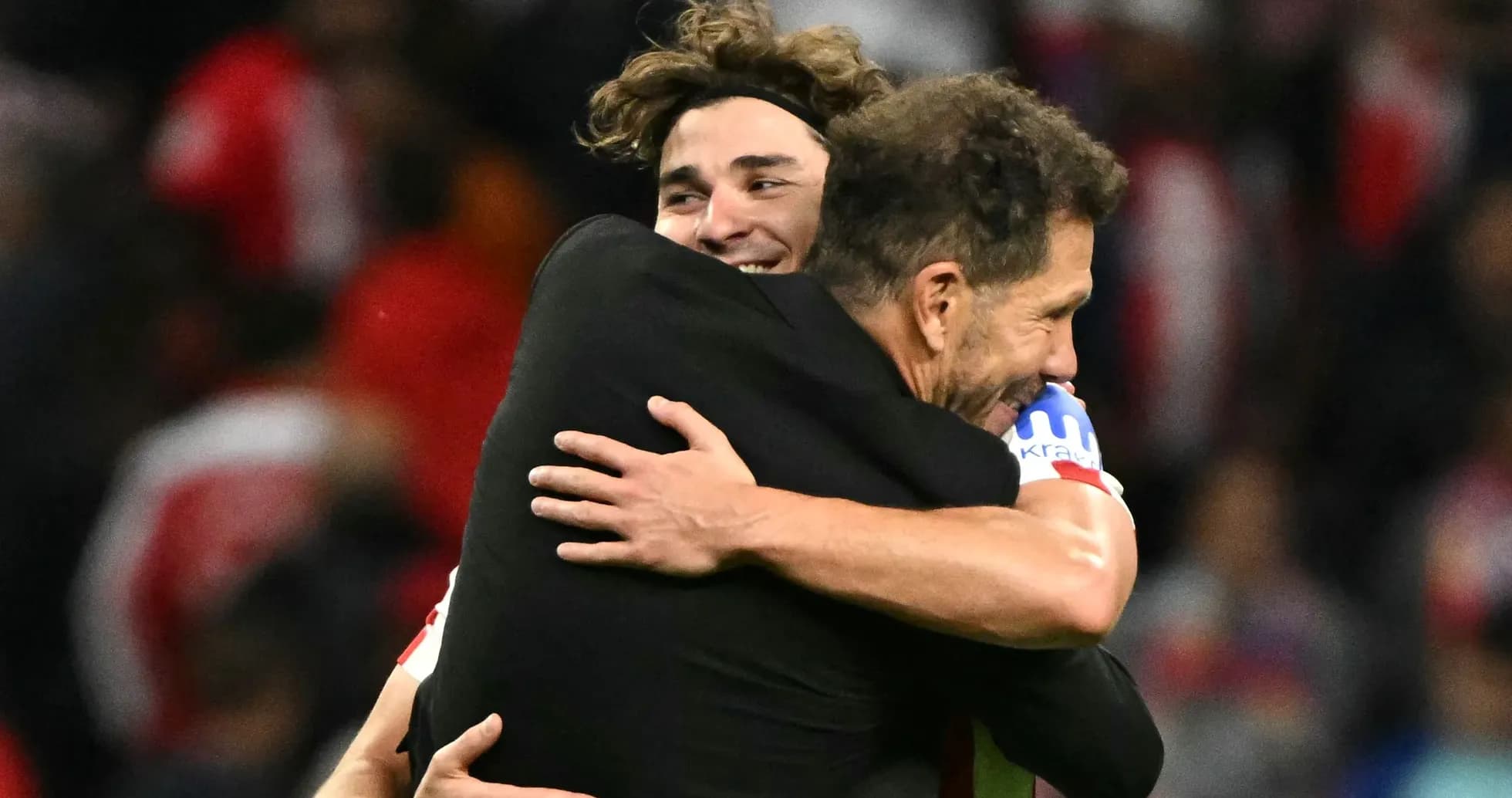 Jugador y entrenador abrazándose tras el partido Jugador y entrenador abrazándose tras el partido