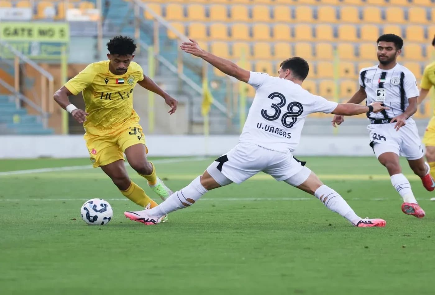 Jugador de Al Wasl U23 driblando a Al Jazira U23 Jugador de Al Wasl U23 driblando a Al Jazira U23