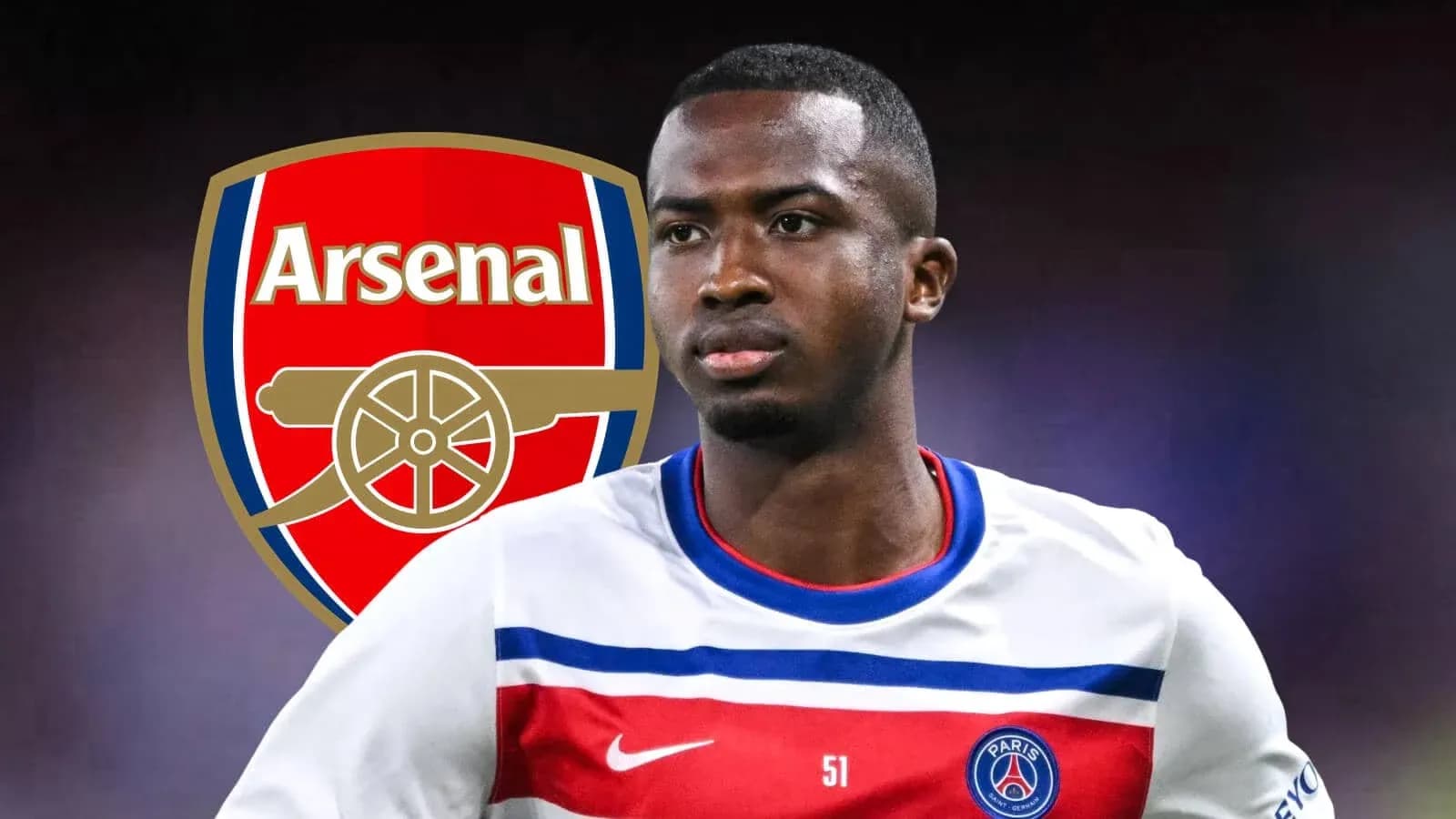 Jugador de PSG frente al escudo del Arsenal Jugador de PSG frente al escudo del Arsenal