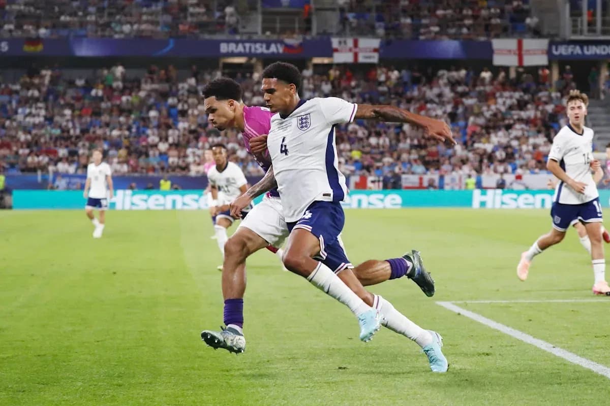 Jugadores de Inglaterra luchando por el balón en partido Jugadores de Inglaterra luchando por el balón en partido