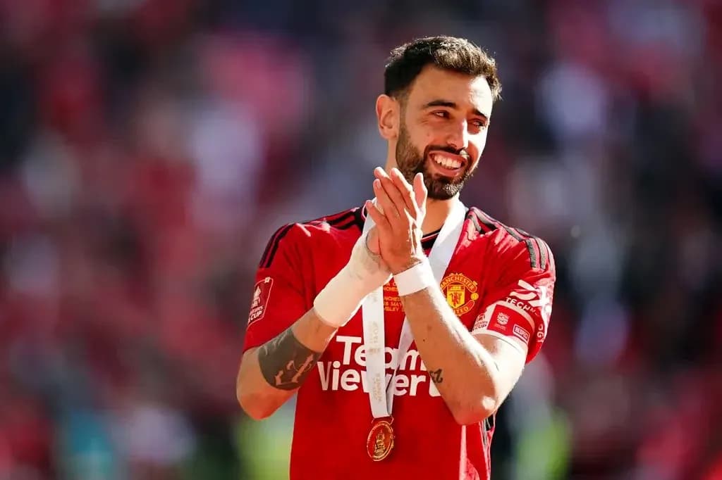 Bruno Fernandes aplaudiendo con medalla de campeón Bruno Fernandes aplaudiendo con medalla de campeón