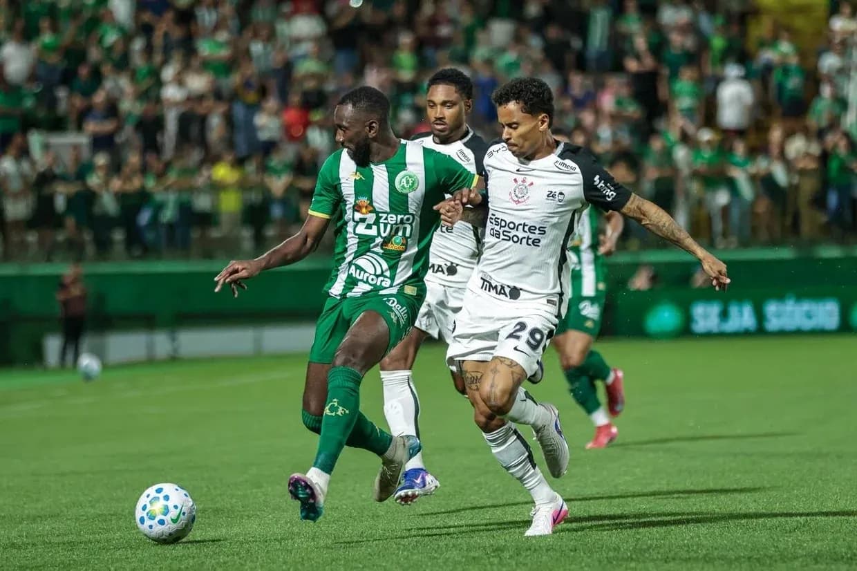 Jugadores de Corinthians y Chapecoense en acción Jugadores de Corinthians y Chapecoense en acción