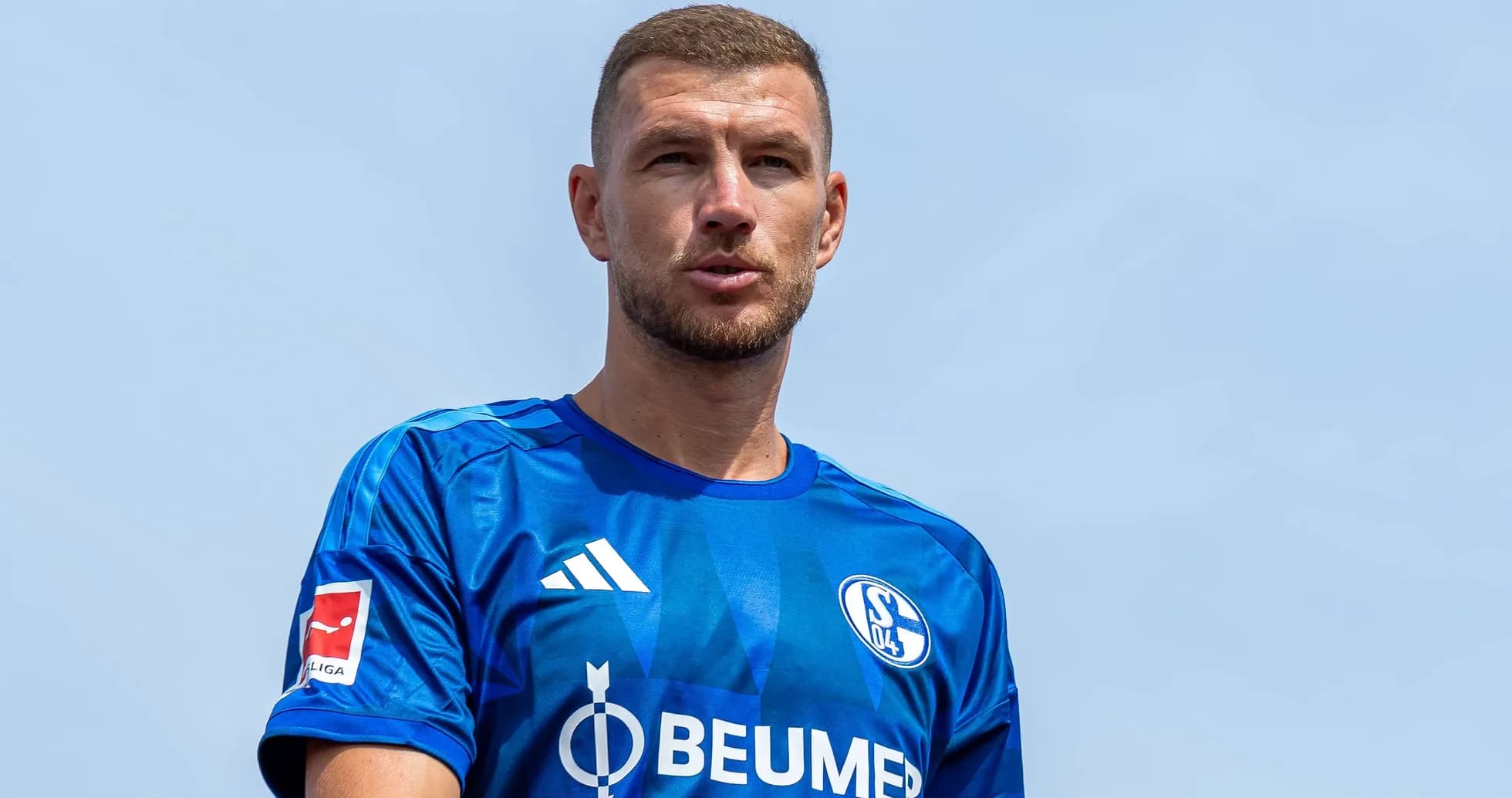 Jugador con camiseta azul de Schalke 04 en exterior Jugador con camiseta azul de Schalke 04 en exterior