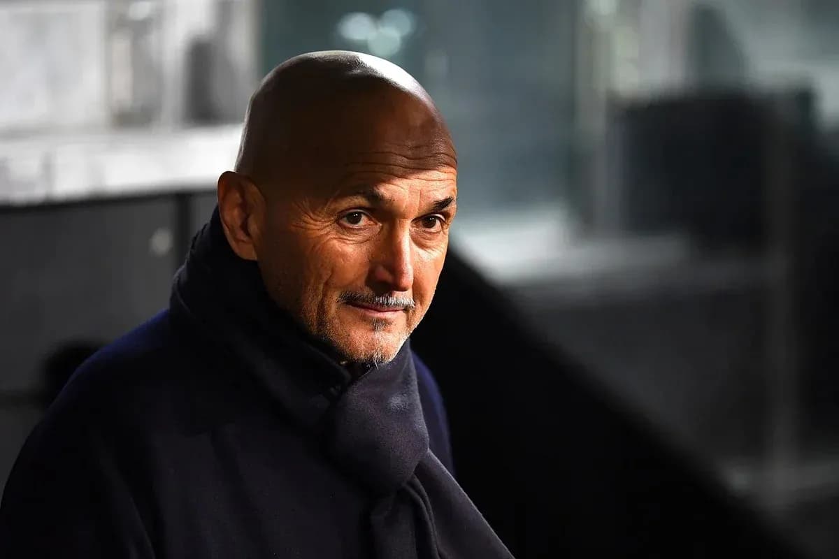 Entrenador en la banca durante el partido Entrenador en la banca durante el partido
