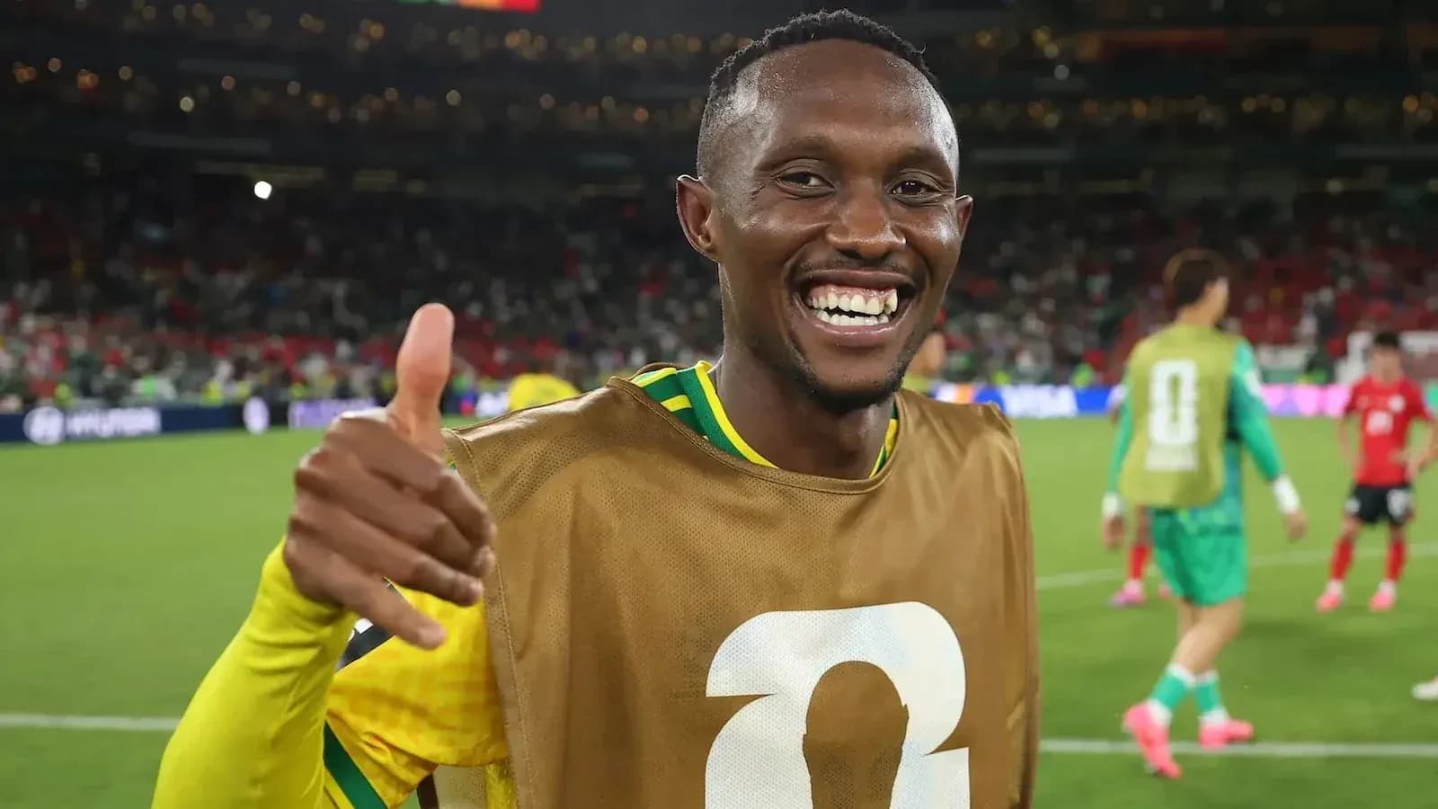 Jugador sonriente haciendo un pulgar arriba en el campo Jugador sonriente haciendo un pulgar arriba en el campo
