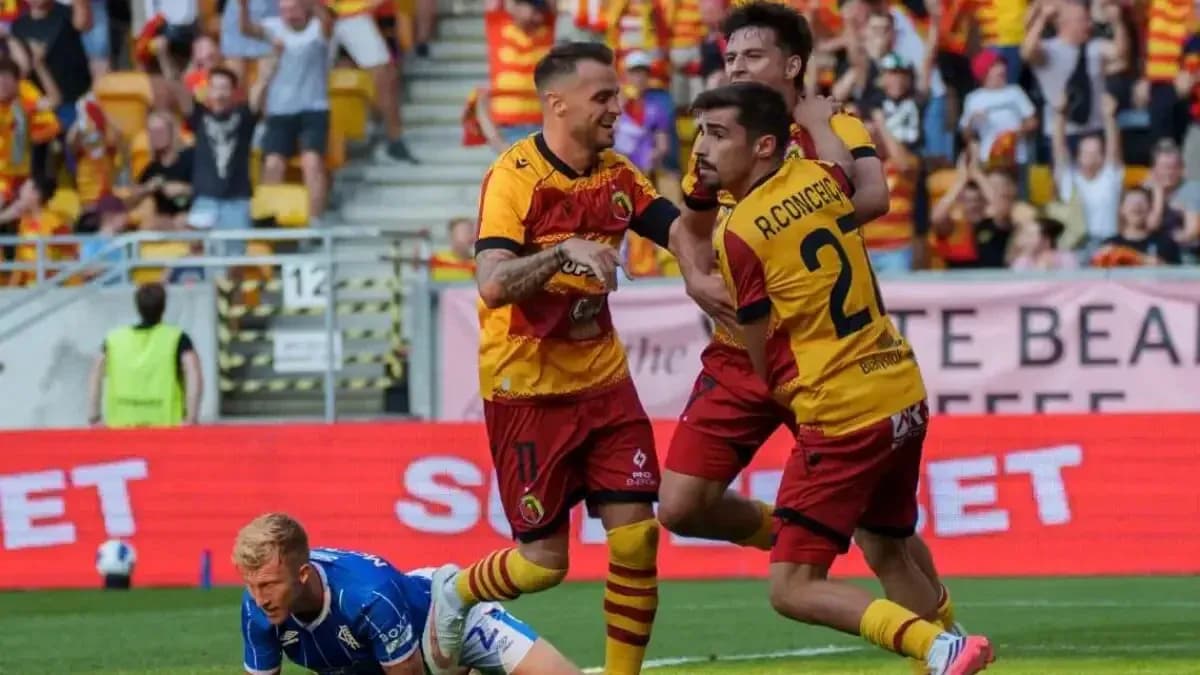 Jugadores de Jagiellonia celebrando un gol Jugadores de Jagiellonia celebrando un gol