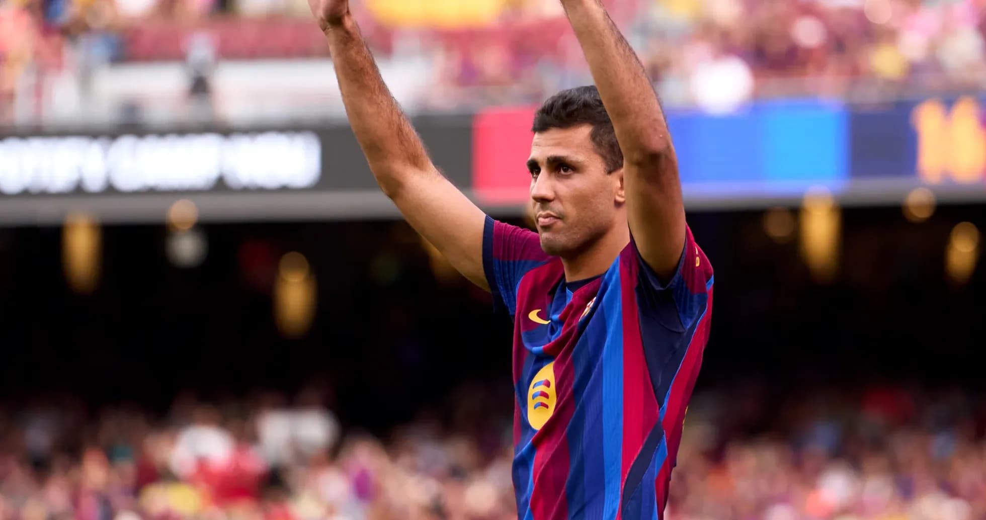 Jugador levantando las manos en el Camp Nou Jugador levantando las manos en el Camp Nou