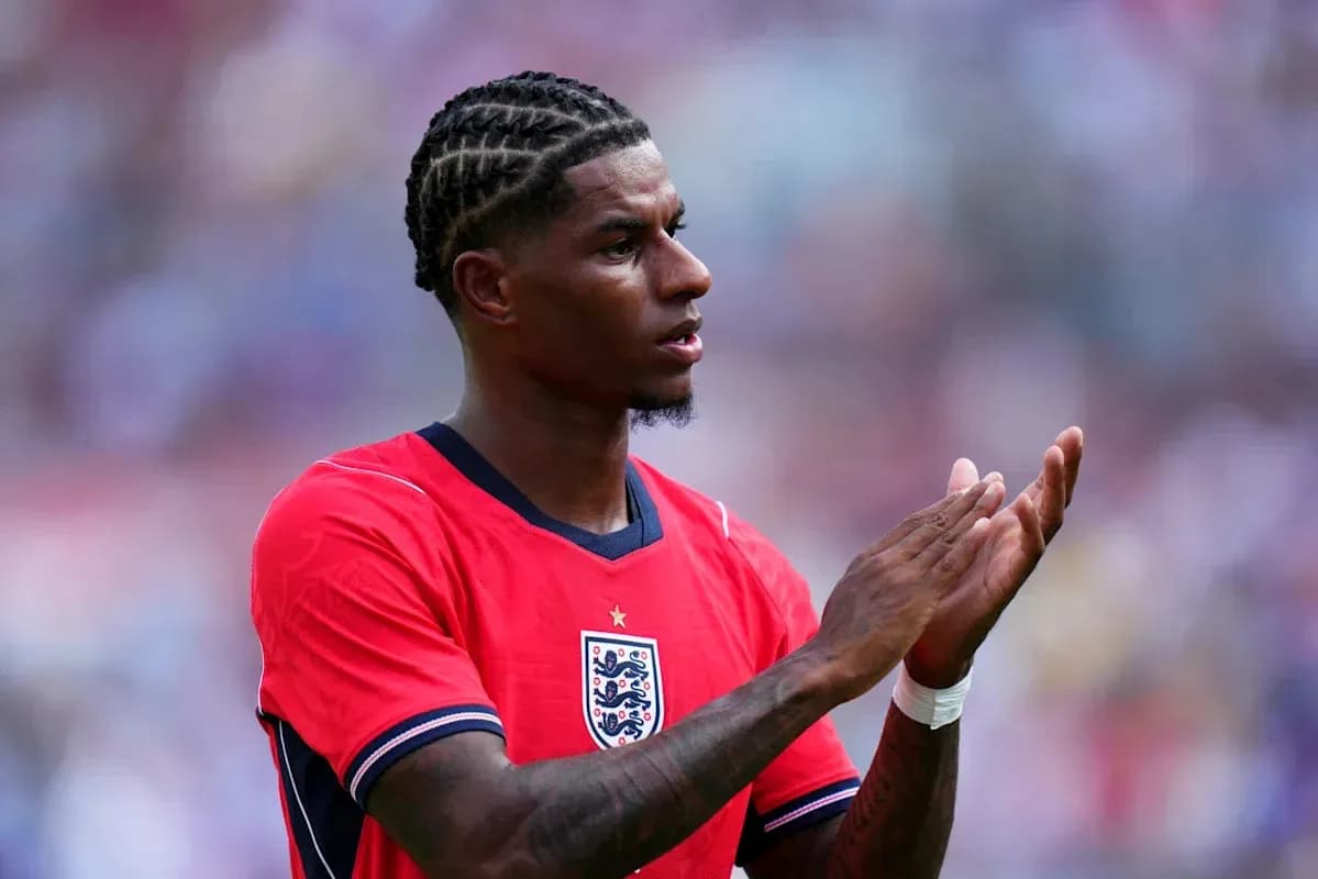 Jugador aplaudiendo con camiseta roja de Inglaterra Jugador aplaudiendo con camiseta roja de Inglaterra