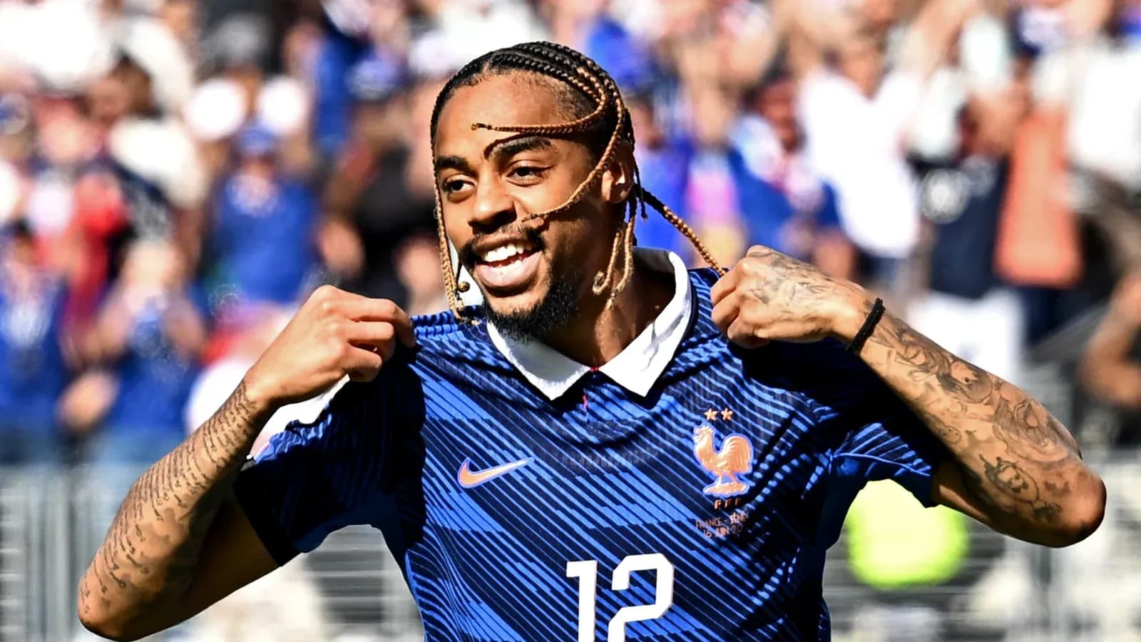 Jugador de Francia celebrando con la camiseta levantada Jugador de Francia celebrando con la camiseta levantada