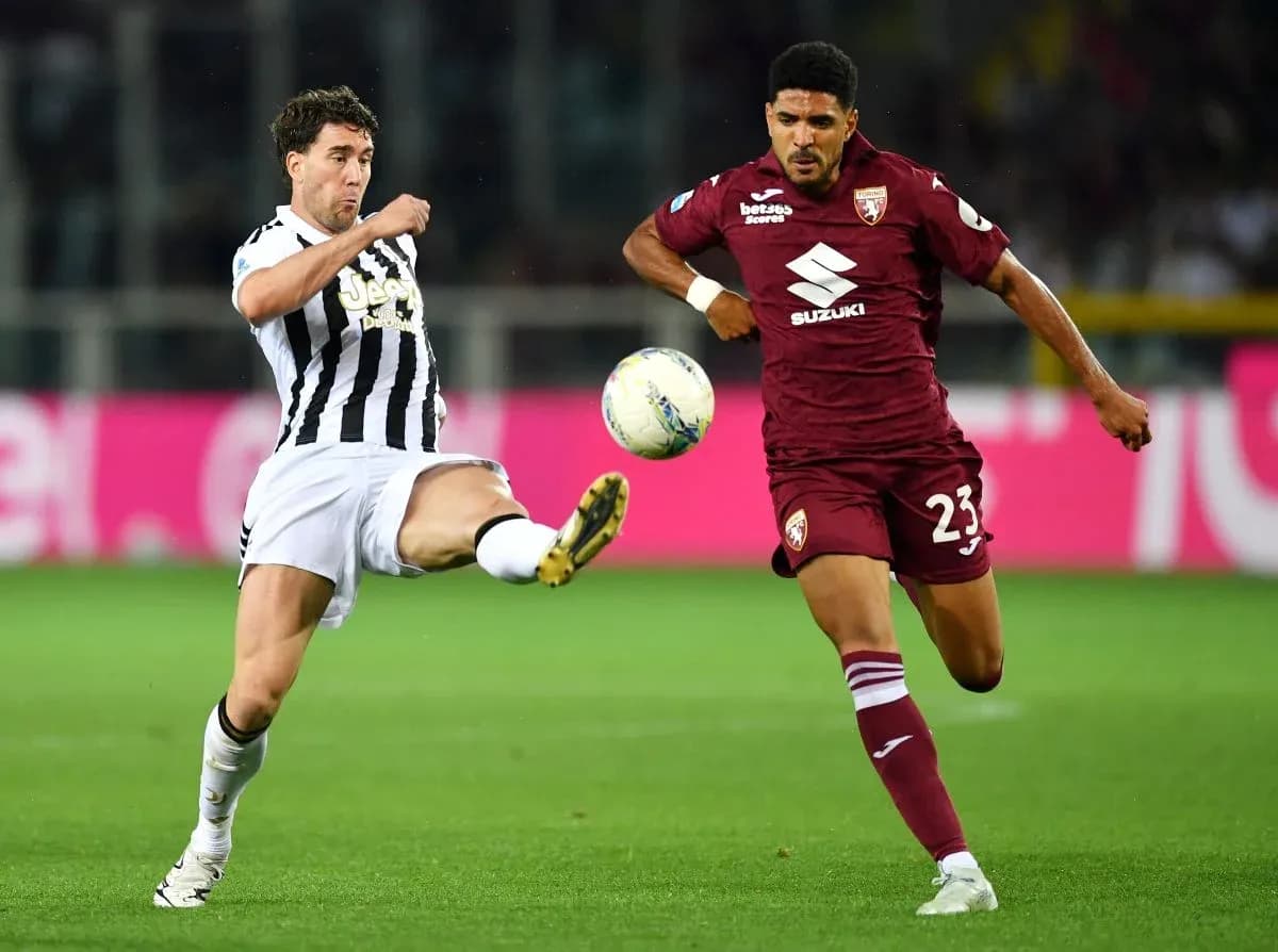 Jugador de Juventus y Torino disputando el balón Jugador de Juventus y Torino disputando el balón