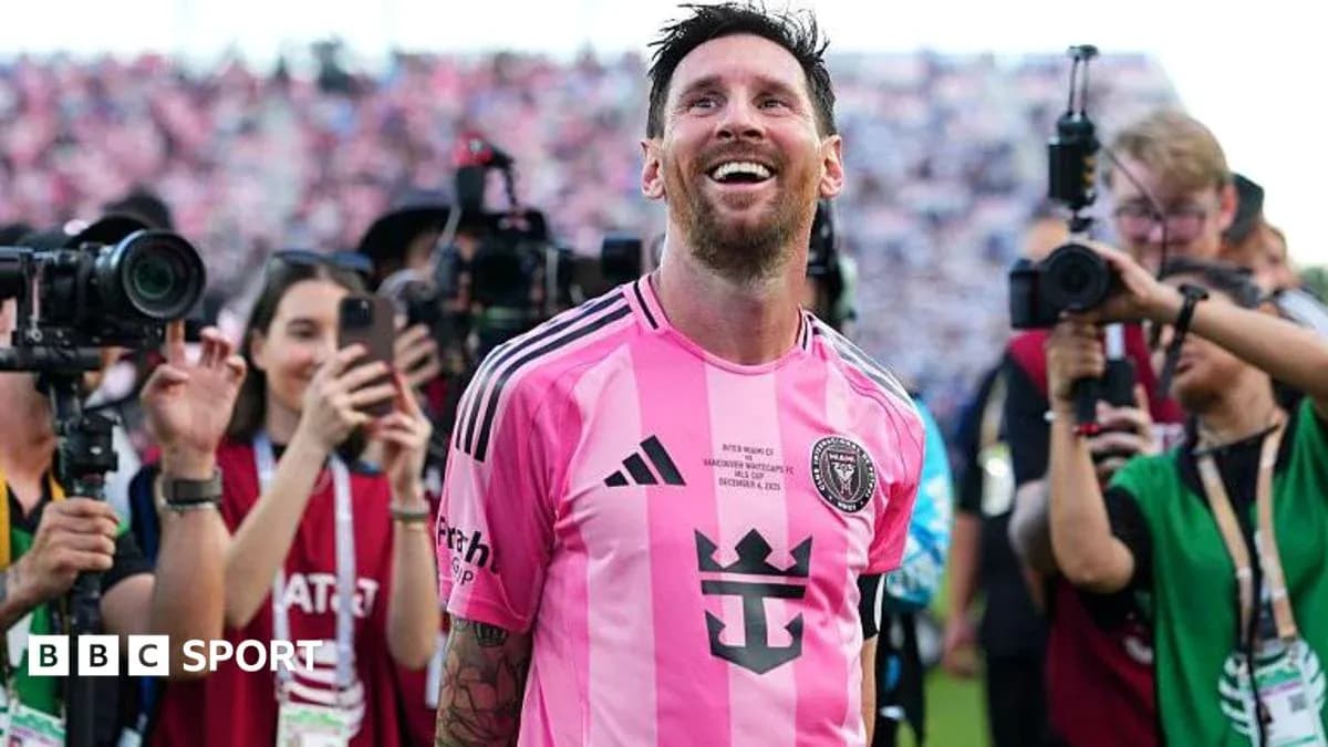 Lionel Messi sonriendo rodeado de fotógrafos Lionel Messi sonriendo rodeado de fotógrafos