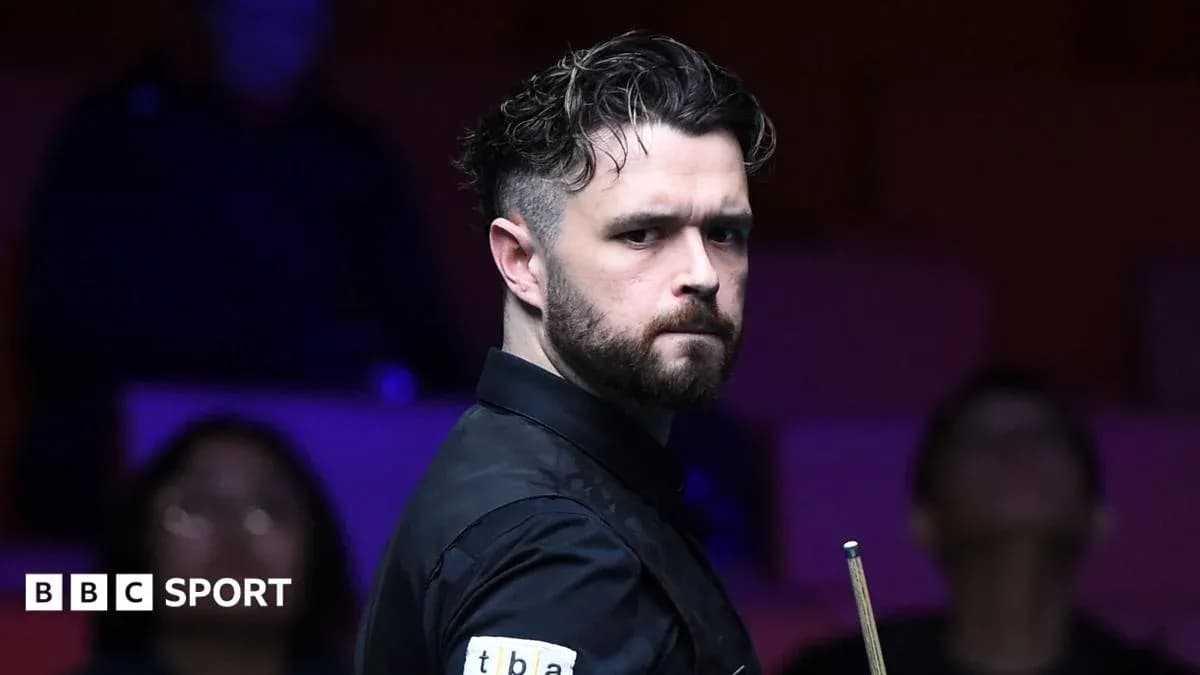 Jugador de snooker sosteniendo un taco en la mesa Jugador de snooker sosteniendo un taco en la mesa