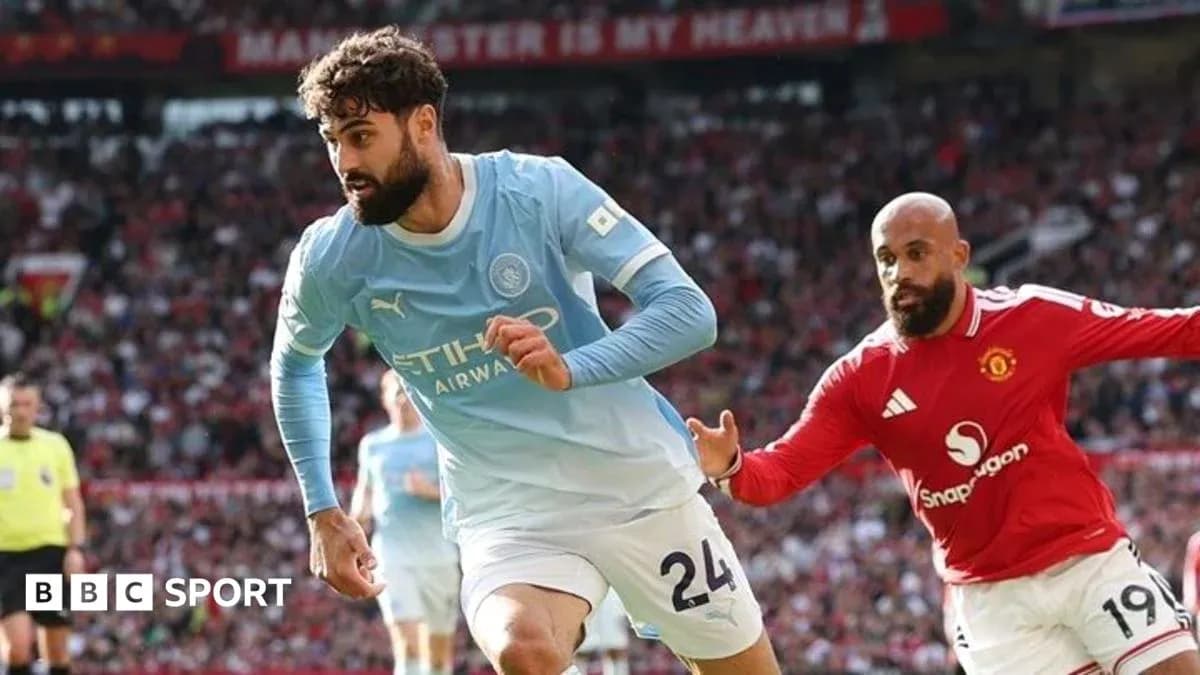 Jugador de Manchester City corriendo durante el partido Jugador de Manchester City corriendo durante el partido