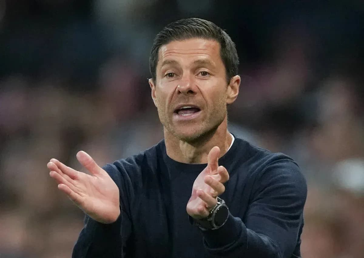 Entrenador dirigiendo a su equipo durante un partido Entrenador dirigiendo a su equipo durante un partido