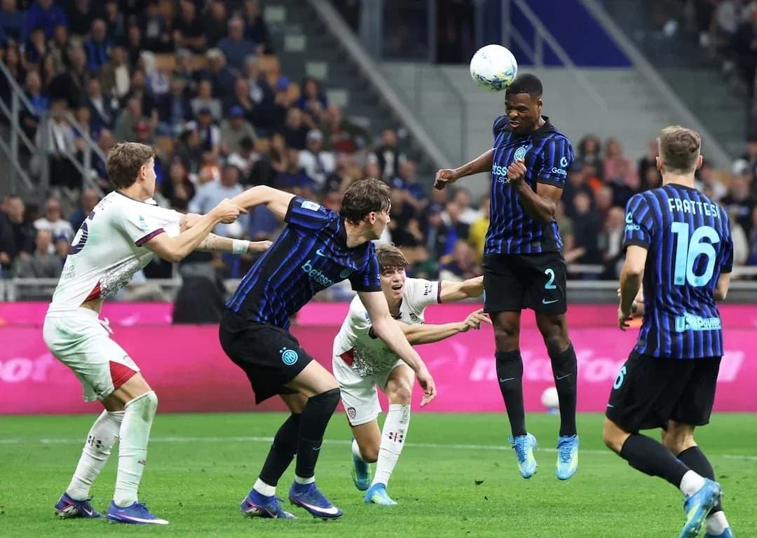 Jugador de Inter cabecea el balón en el partido Jugador de Inter cabecea el balón en el partido