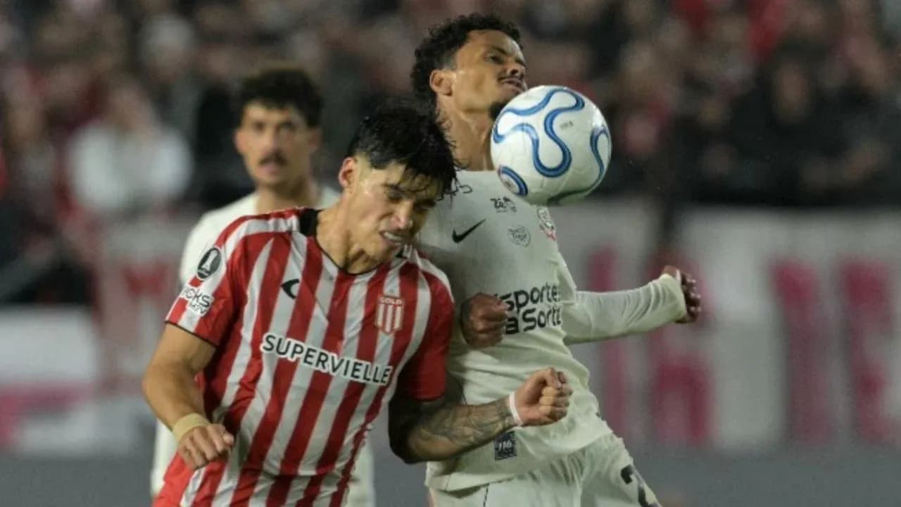 Jugadores de Estudiantes y Corinthians en acción Jugadores de Estudiantes y Corinthians en acción