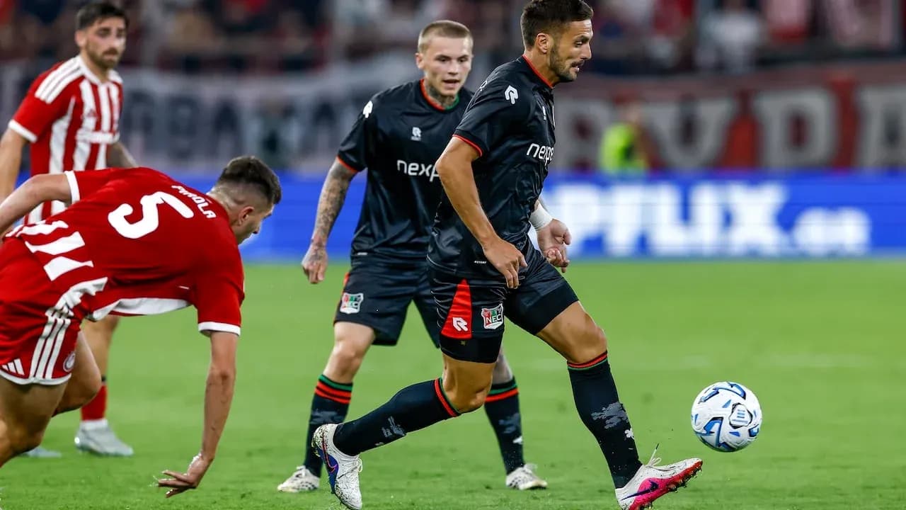 Jugador de NEC Nijmegen en acción contra Olympiakos Jugador de NEC Nijmegen en acción contra Olympiakos