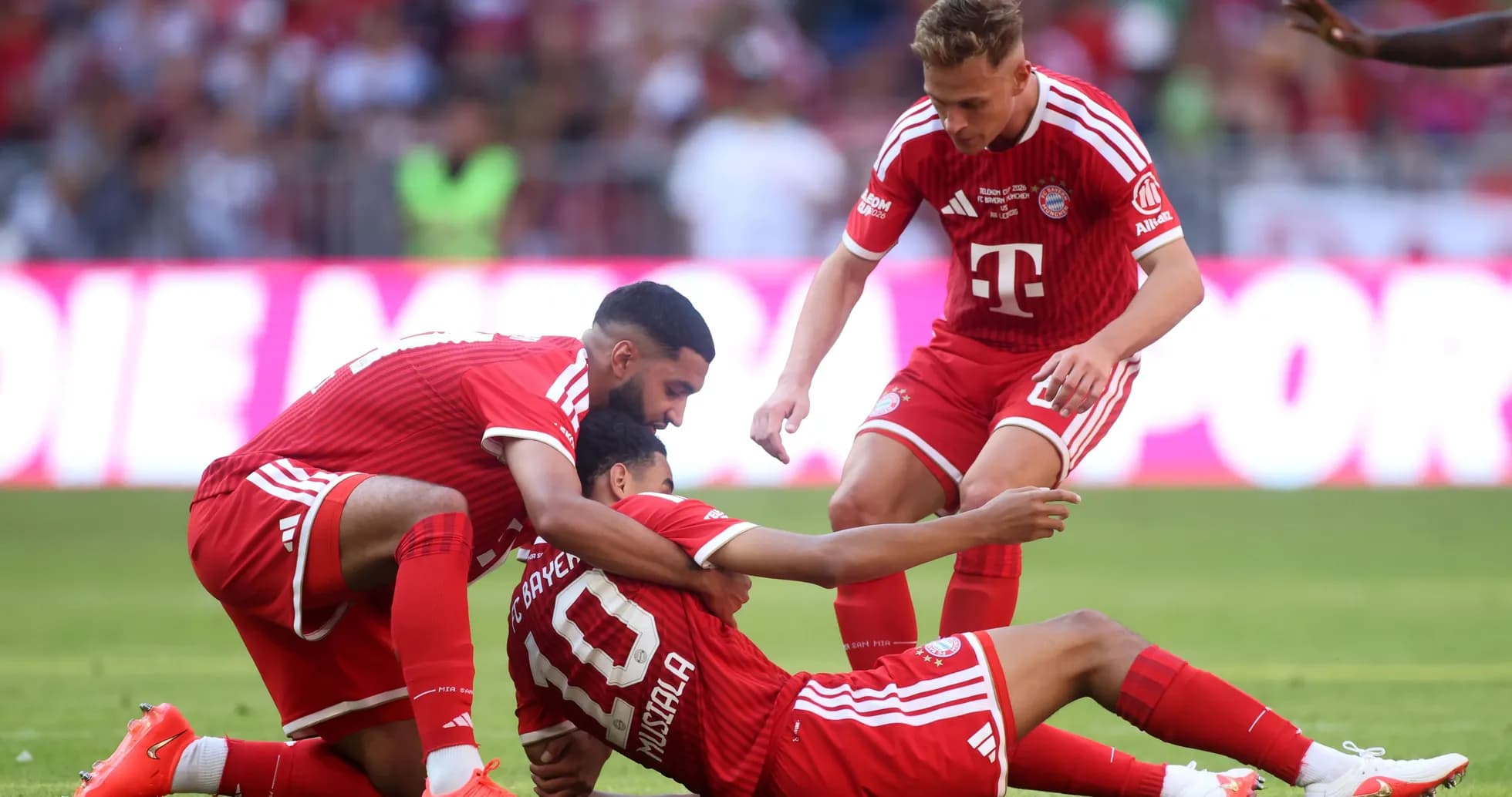 Jugadores de Bayern Múnich celebrando un gol en el campo Jugadores de Bayern Múnich celebrando un gol en el campo