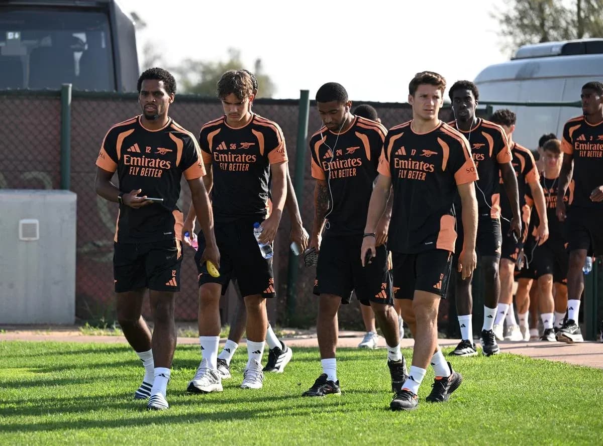 Jugadores de Arsenal caminando hacia la sesión de entrenamiento Jugadores de Arsenal caminando hacia la sesión de entrenamiento