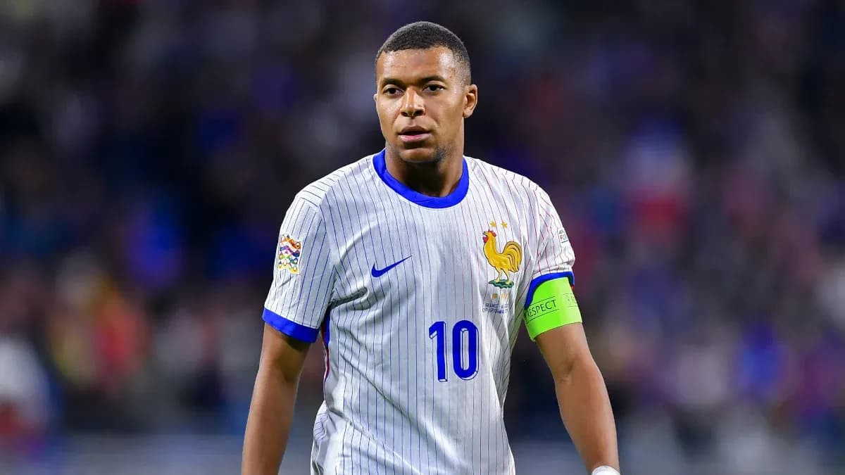 Kylian Mbappé con camiseta de Francia en el campo Kylian Mbappé con camiseta de Francia en el campo