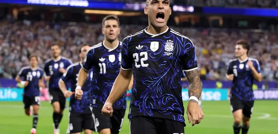 Lautaro Martínez celebrando un gol con compañeros Lautaro Martínez celebrando un gol con compañeros