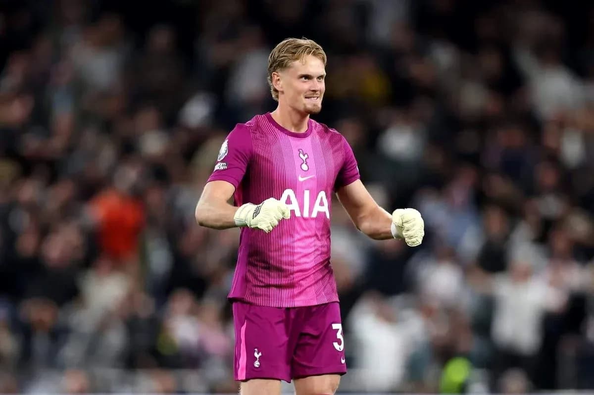 Portero de Tottenham celebrando con guantes puestos Portero de Tottenham celebrando con guantes puestos