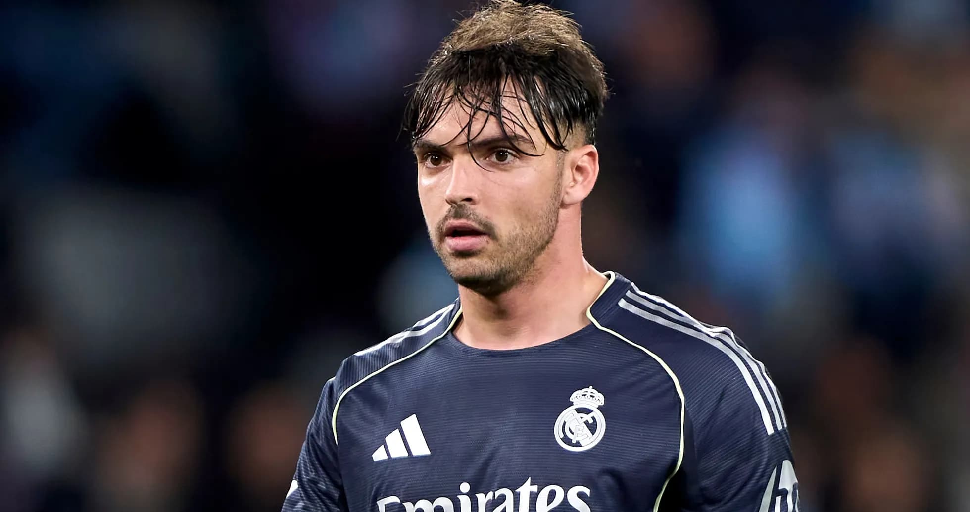Jugador de Real Madrid en uniforme durante partido Jugador de Real Madrid en uniforme durante partido
