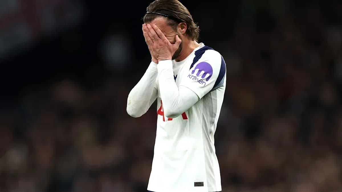 Jugador de Tottenham cubriendo su rostro con las manos Jugador de Tottenham cubriendo su rostro con las manos