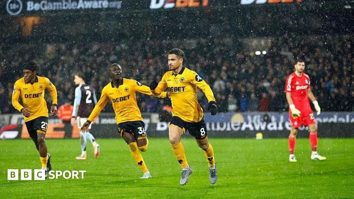 Jugador celebrando gol en partido de fútbol bajo la lluvia Jugador celebrando gol en partido de fútbol bajo la lluvia