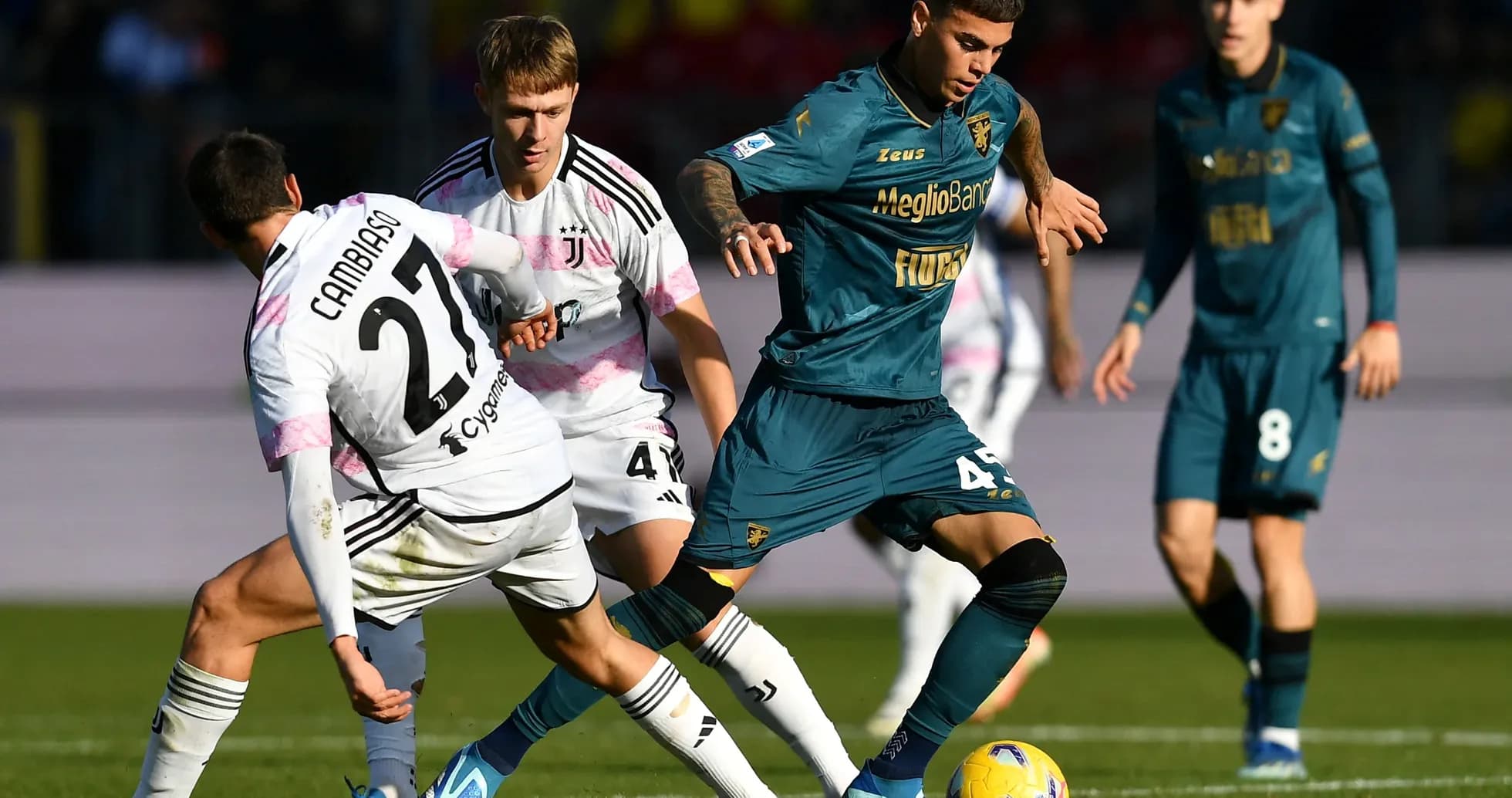 Jugadores de Frosinone y Juventus compiten por el balón Jugadores de Frosinone y Juventus compiten por el balón