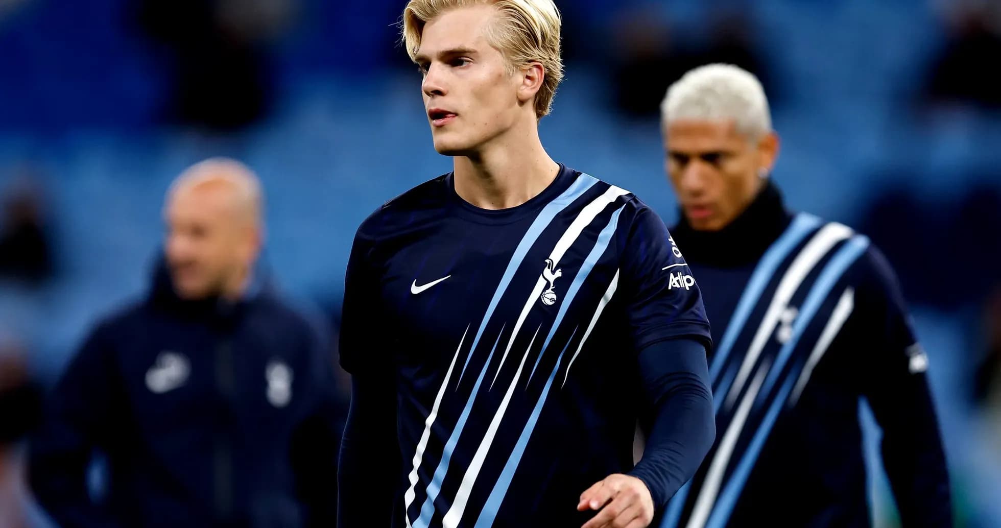 Jugador de Tottenham en el calentamiento antes del partido Jugador de Tottenham en el calentamiento antes del partido