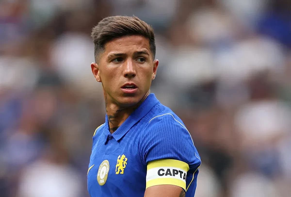 Jugador con cinta de capitán en camiseta azul Jugador con cinta de capitán en camiseta azul