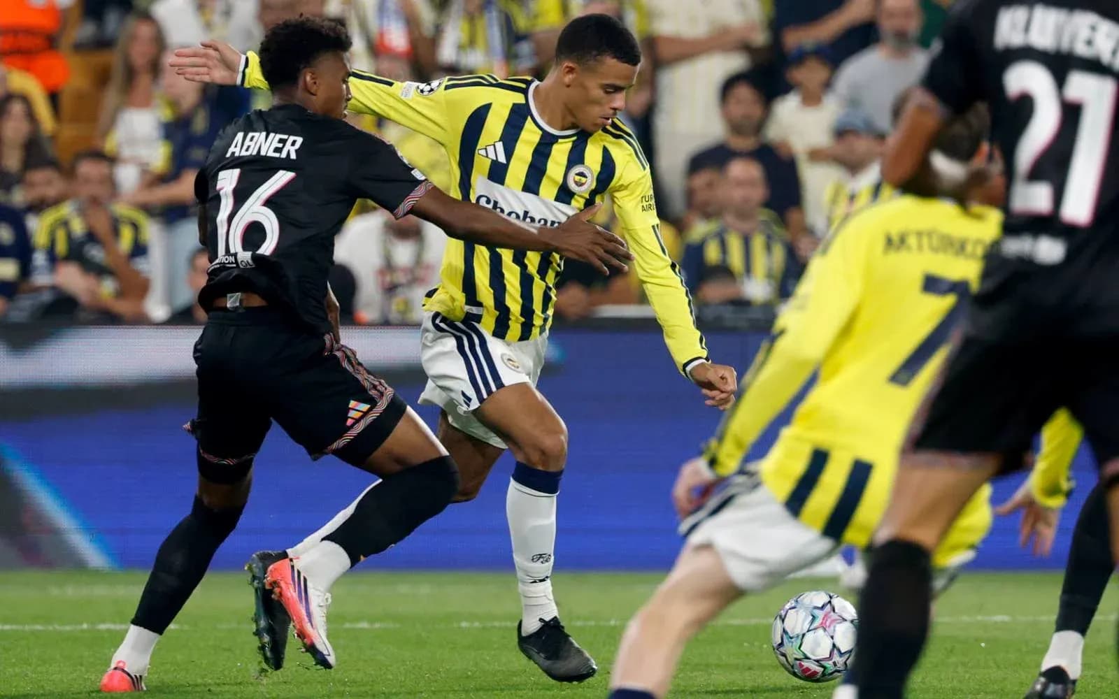 Abner y jugador de Fenerbahçe en acción Abner y jugador de Fenerbahçe en acción