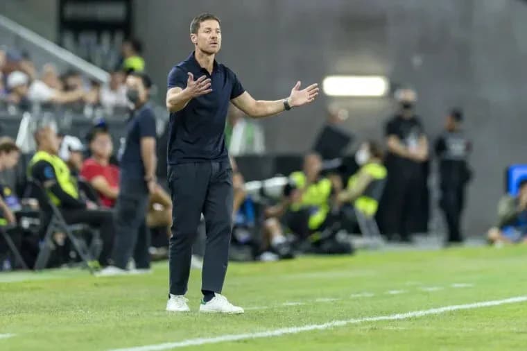 Entrenador dirigiendo a su equipo desde la banda Entrenador dirigiendo a su equipo desde la banda