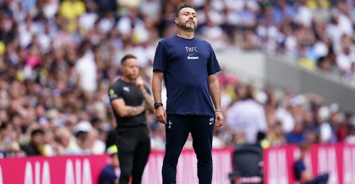 Entrenador de Tottenham en partido con público de fondo Entrenador de Tottenham en partido con público de fondo