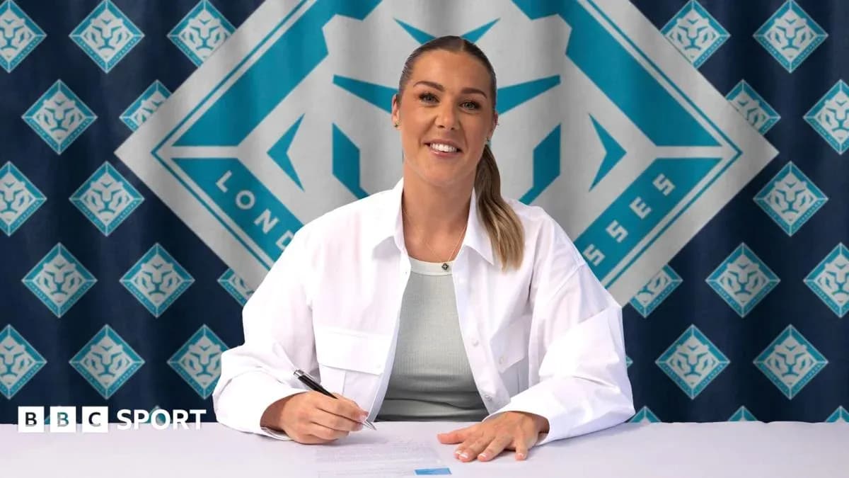 Jugadora firmando contrato en mesa con logo de fondo Jugadora firmando contrato en mesa con logo de fondo